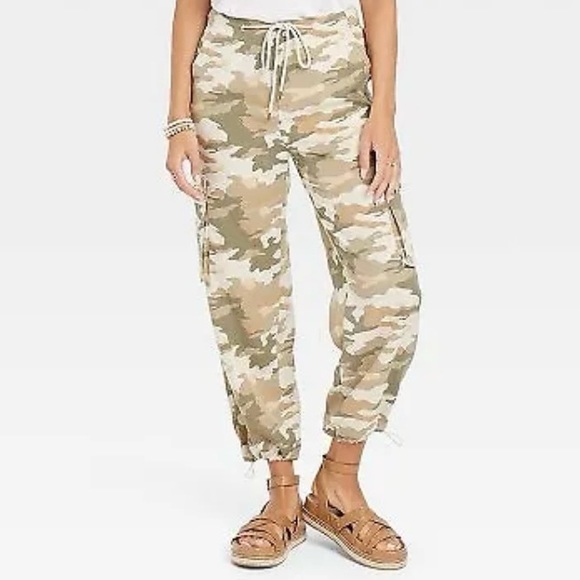 UNIVERSAL THREAD 100% Lyocell Camo Camouflage Soft Cargo Pants Size 4 - Picture 1 of 11